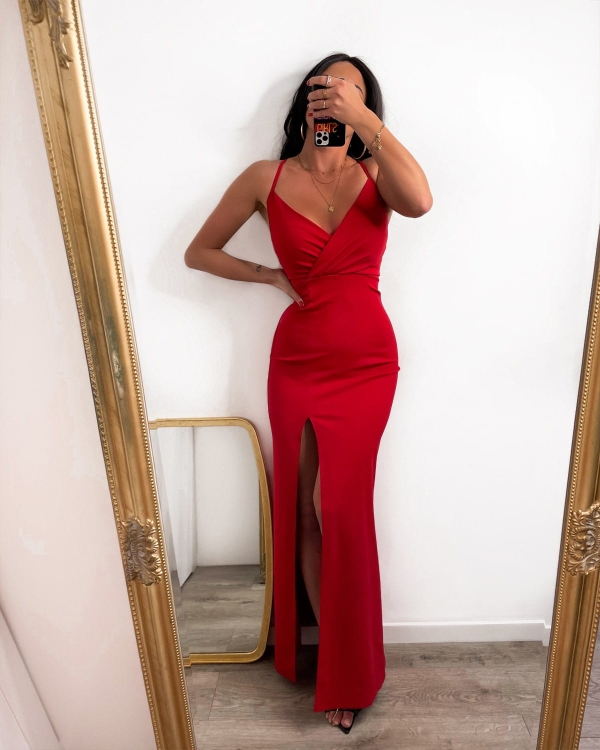 długa sukienka z rozcięciem