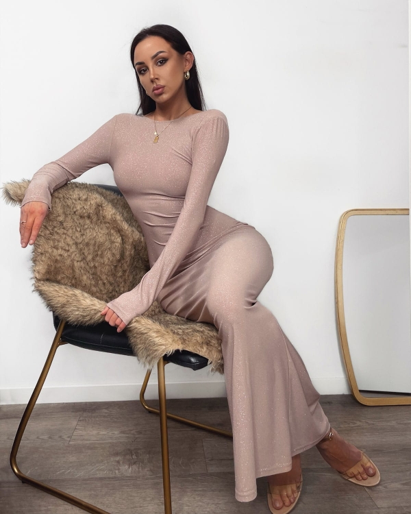 różowa sukienka z długim rękawem