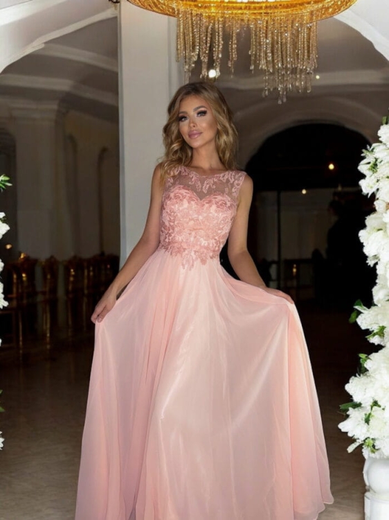 różowa sukienka w koronkę