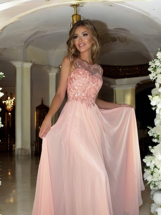 różowa sukienka maxi w koronkę