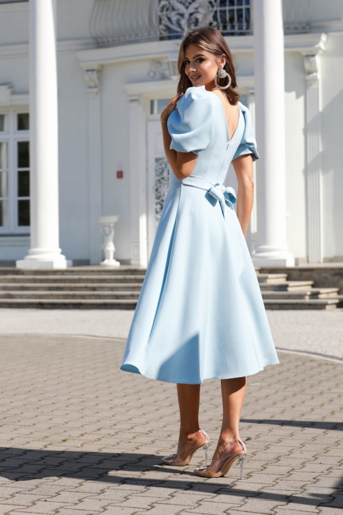 sukienka z wycięciem na plecach