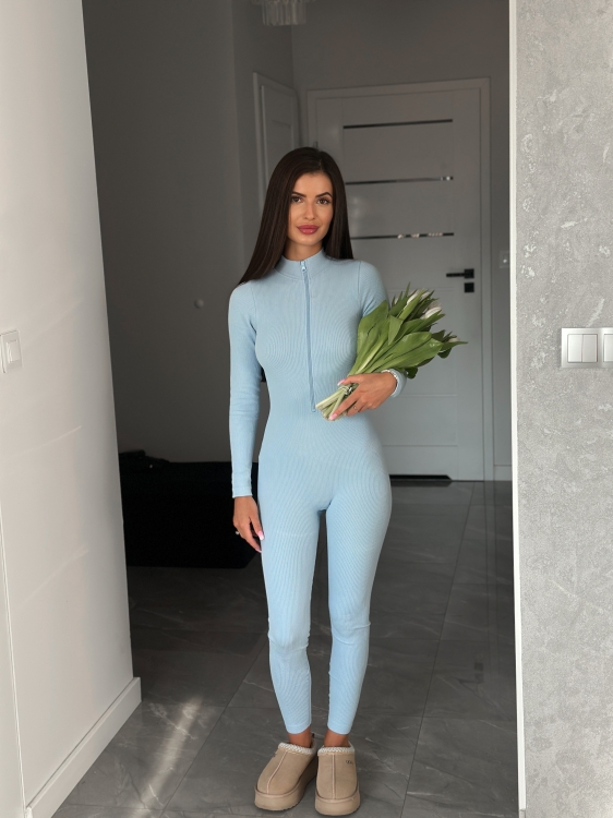 Prążkowany niebieski kombinezon dopasowany