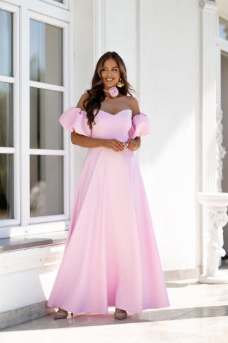 pudrowo różowa sukienka na wesele