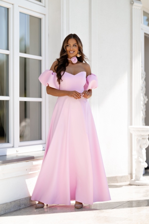 pudrowo różowa sukienka na wesele