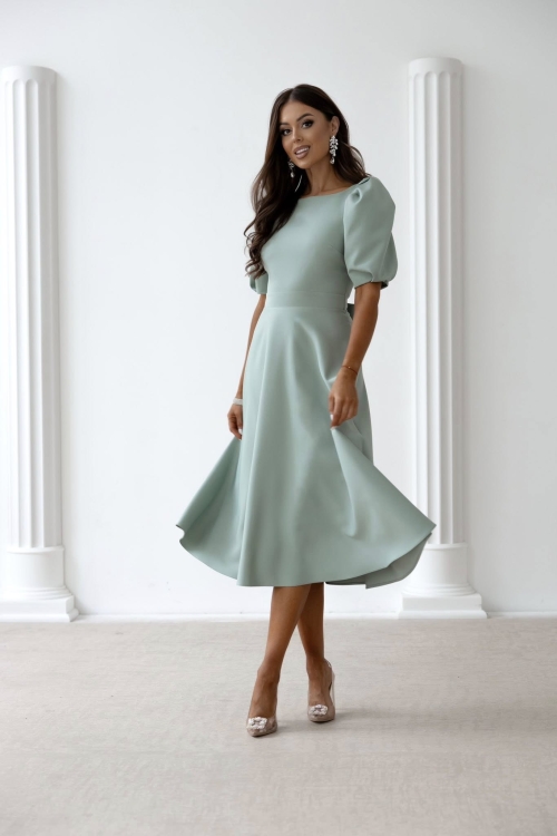 klasyczna sukienka z wycięciem na plecach