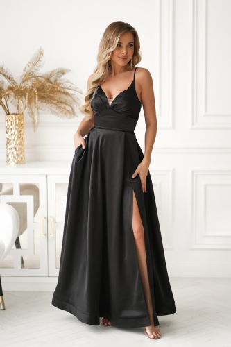 czarna sukienka maxi satynowa