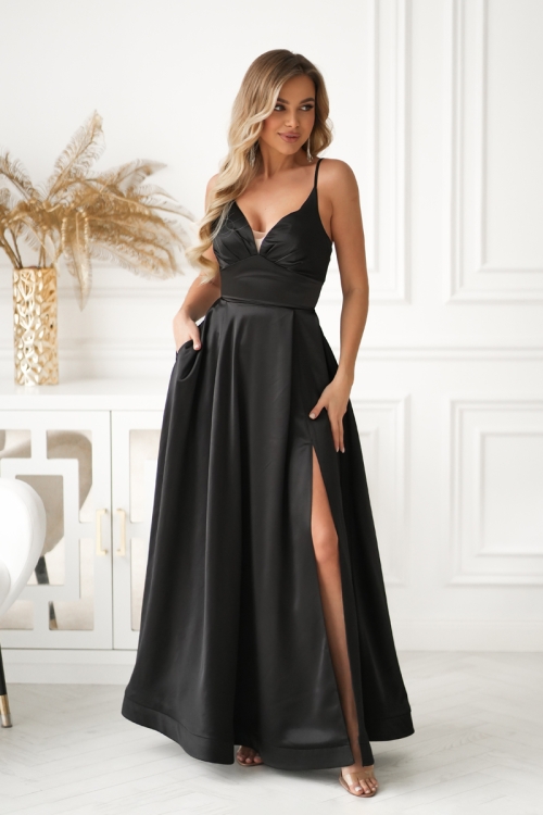 czarna sukienka maxi satynowa