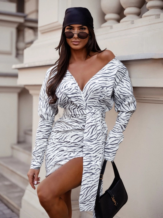 Sukienka mini zebra print z długim rękawem i paskiem w talii – modna stylizacja na kolację lub wyjście ze znajomymi