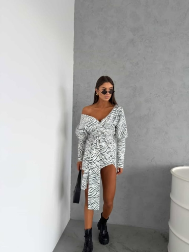 Biała sukienka damska w motyw zebry o kopertowym fasonie, podkreślająca sylwetkę – idealna na imprezę i specjalne okazje