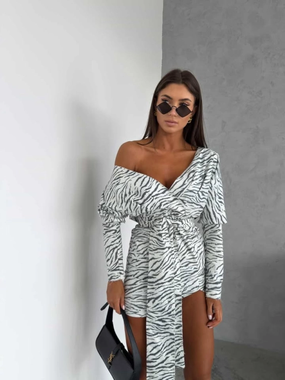 Elegancka sukienka mini w czarny print zebry z kopertowym dekoltem i wiązaniem w talii – stylowa propozycja na randkę i wieczorne wyjście