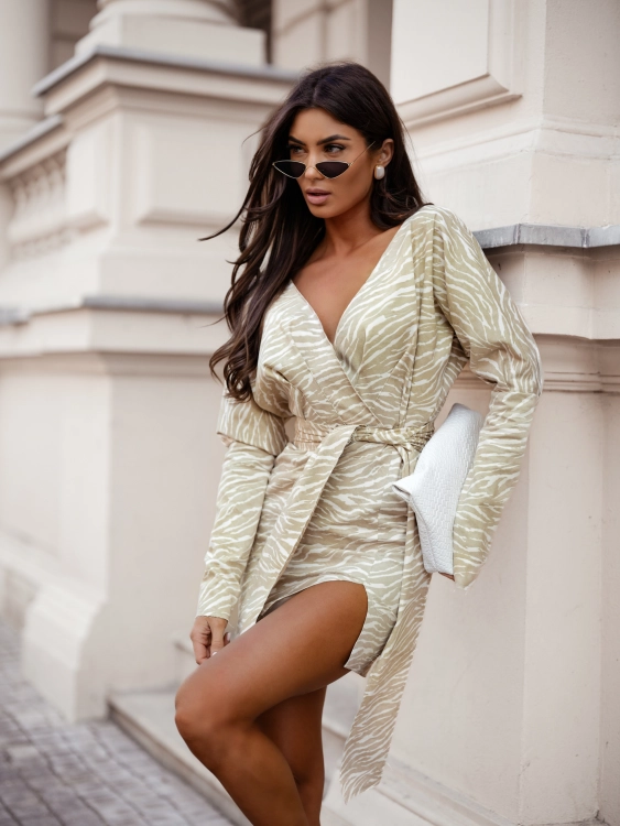 Sukienka zebra print matcha z długim rękawem i paskiem w talii – stylowa propozycja na wyjątkowe okazje