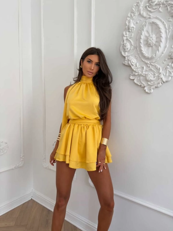 Elegancki kombinezon damski z gumką w pasie i zwiewnym dołem – stylowa alternatywa dla sukienki na lato i wyjątkowe okazje